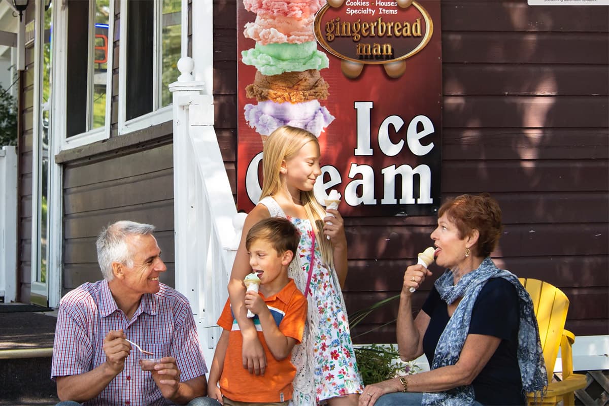 Riverwalk - Family getting ice cream